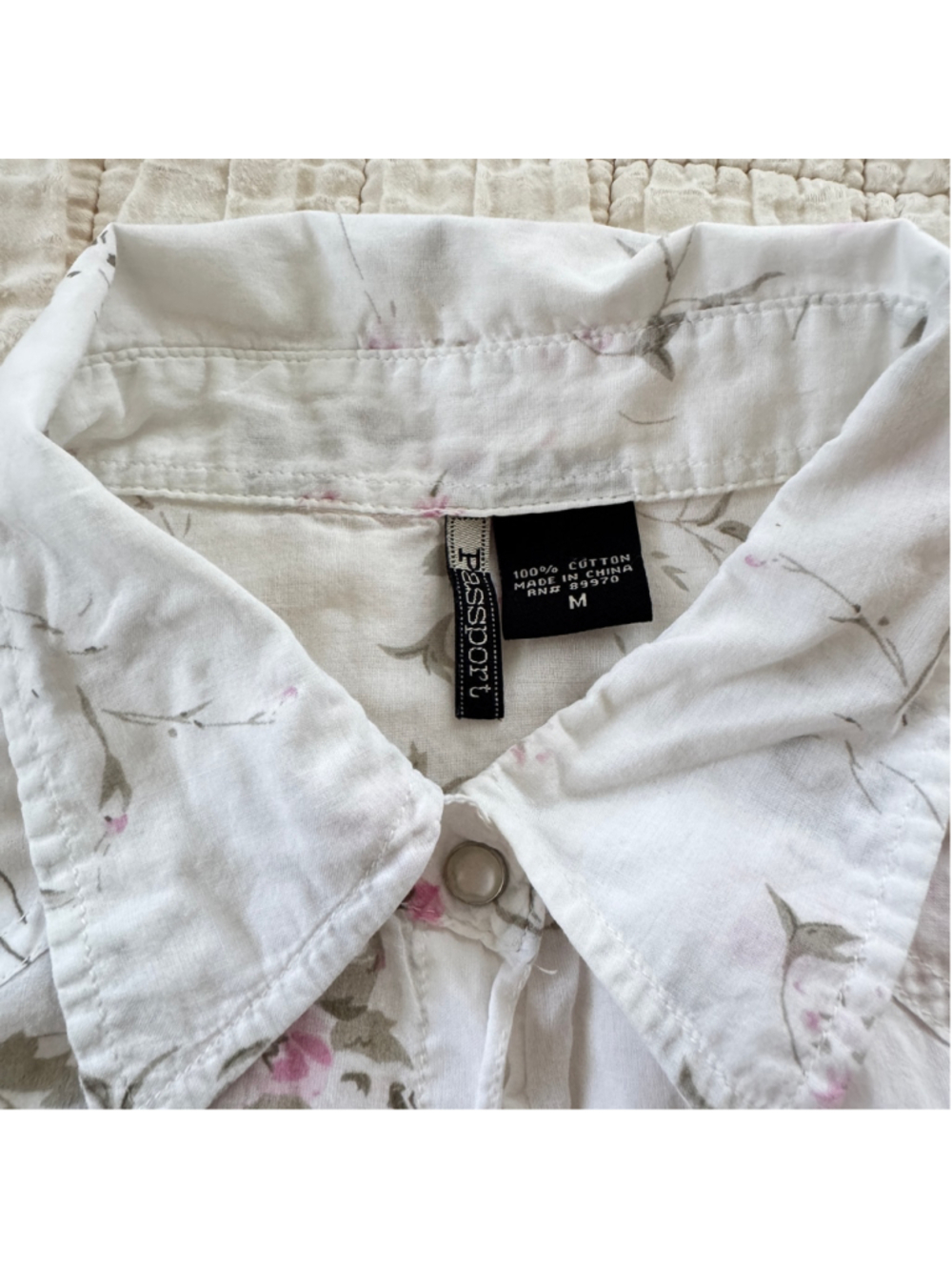 Passport • vintage cotton floral button up w/ iridescent snap buttons • Size: M - Picture 8 of 9